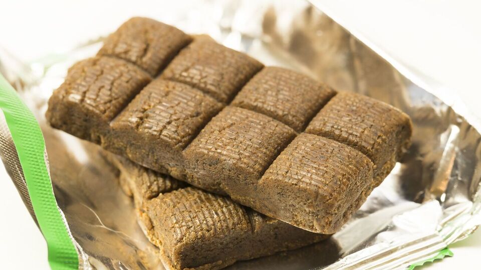 По словам доктора, свое название батончики унаследовали от изобретенной в Швейцарии микстуры из яичных желтков и бычьей крови