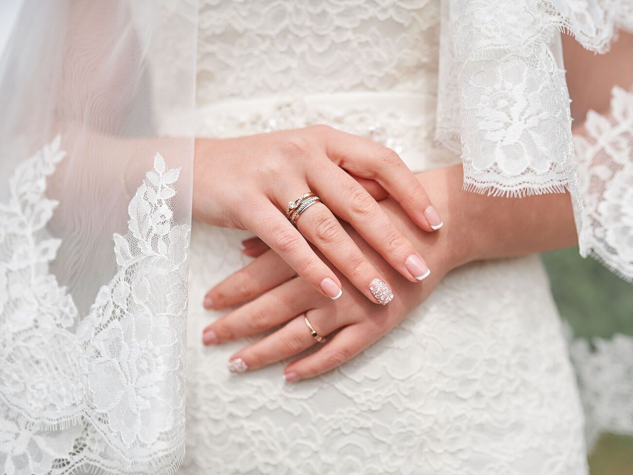 Кроме покупки свадебного платья и рассылки пригласительных для гостей, невеста должна заранее позаботиться о дизайне свадебного маникюра