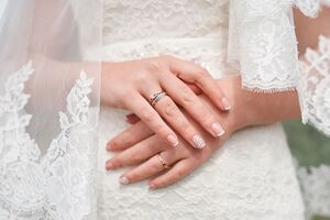 Кроме покупки свадебного платья и рассылки пригласительных для гостей, невеста должна заранее позаботиться о дизайне свадебного маникюра