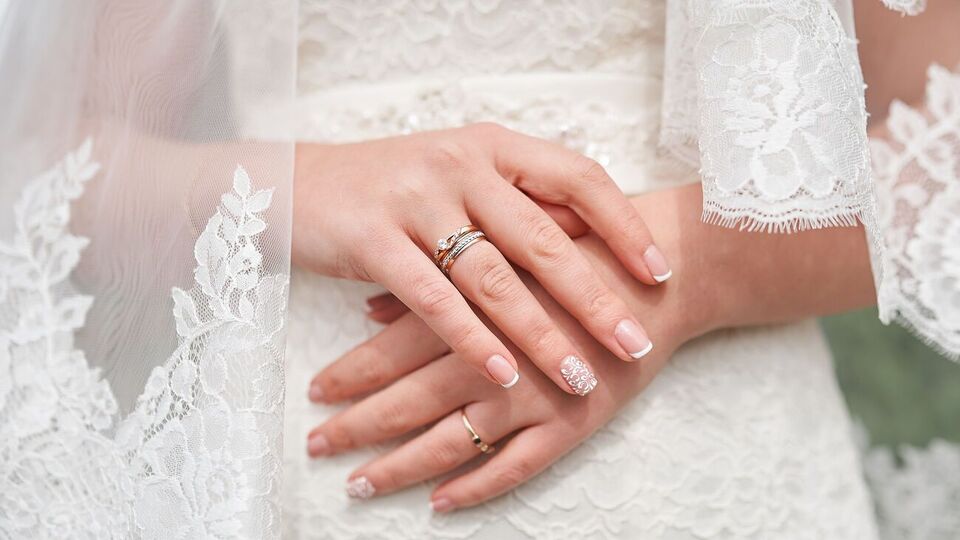 Кроме покупки свадебного платья и рассылки пригласительных для гостей, невеста должна заранее позаботиться о дизайне свадебного маникюра