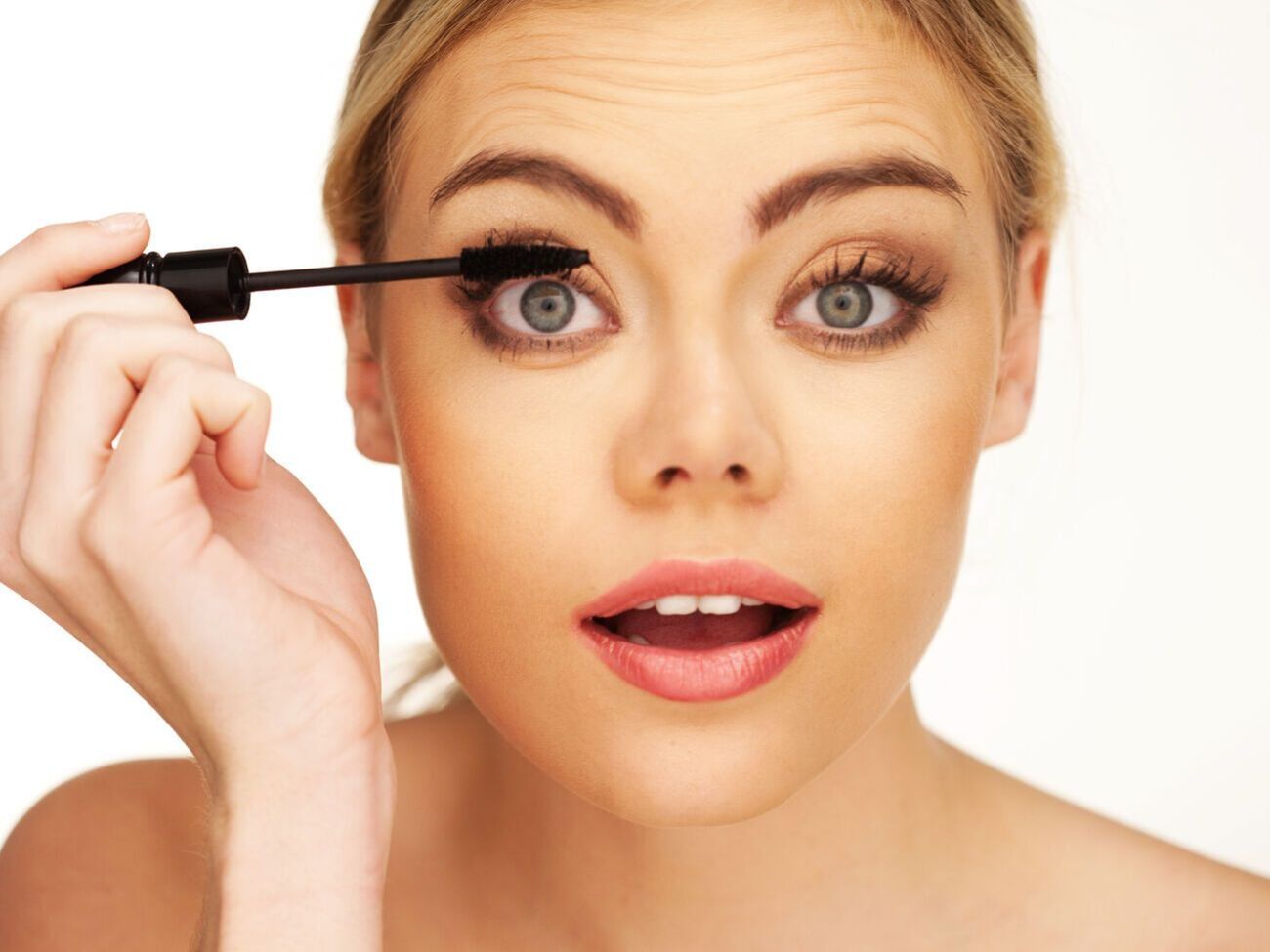 Для достижения объемного эффекта понадобятся водостойкая тушь и щипцы для завивки