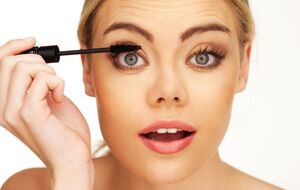 Для достижения объемного эффекта понадобятся водостойкая тушь и щипцы для завивки