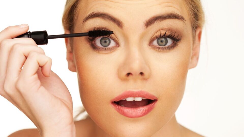 Для достижения объемного эффекта понадобятся водостойкая тушь и щипцы для завивки