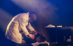 Спектакль состоит из монологов о духовных ценностях каждого человека. Зрители увидят сборные образы защитников "Азовстали"