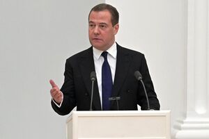 Медведев злоупотребляет измененным состоянием сознания, считает Мурзагулов