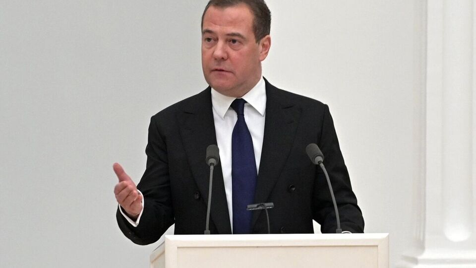 Медведев злоупотребляет измененным состоянием сознания, считает Мурзагулов
