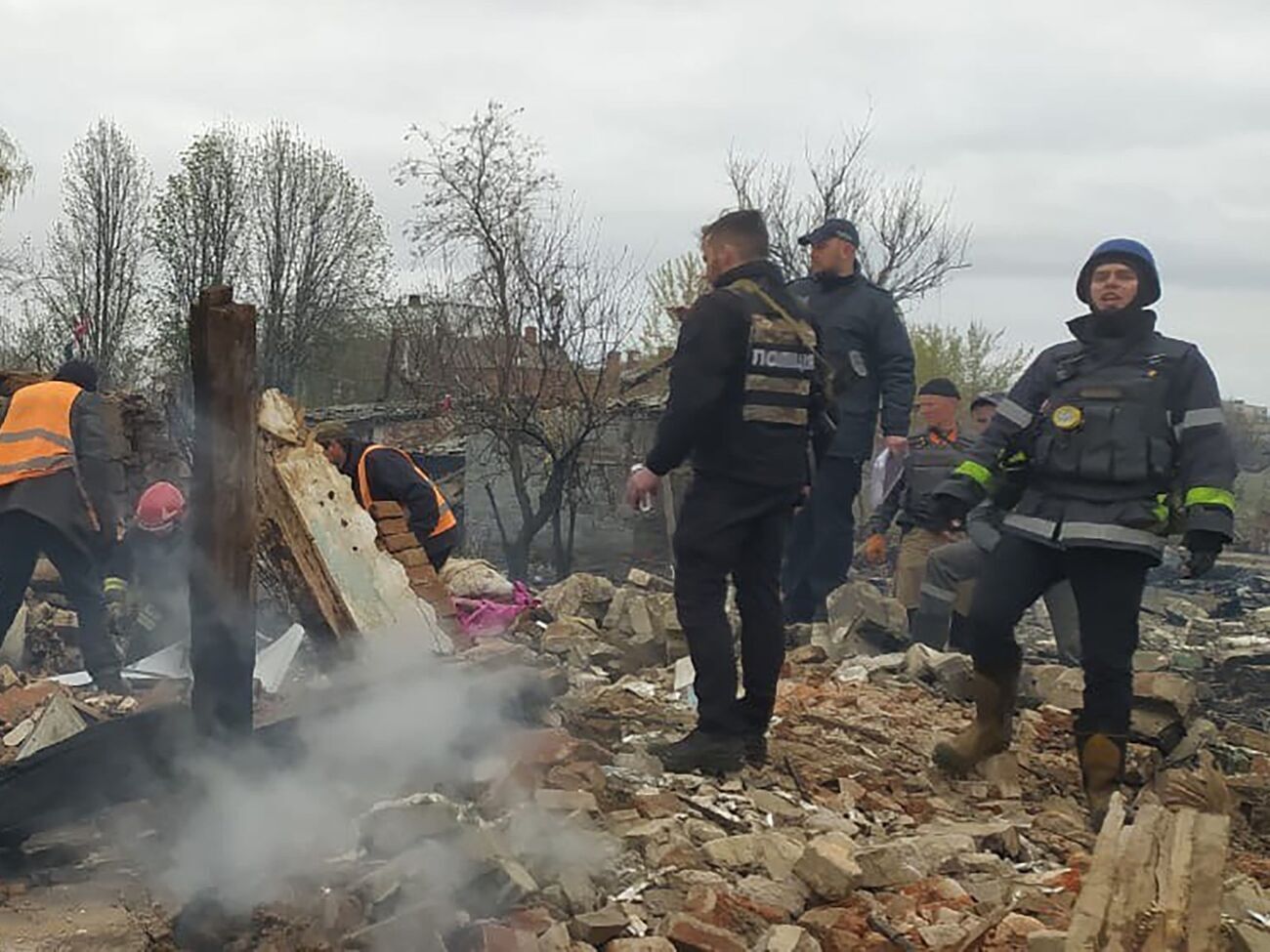 Оккупанты артиллерийским огнем разрушают дома украинцев в прифронтовой зоне