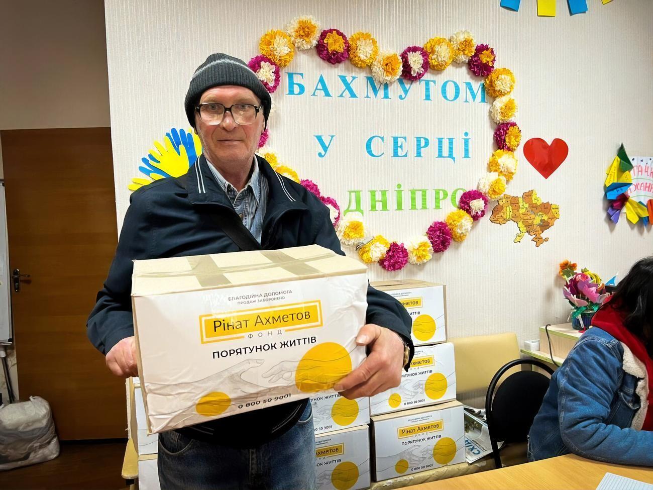 Продуктові набори від Фонду Ріната Ахметова можна отримати в центрі підтримки "З Бахмутом у серці"