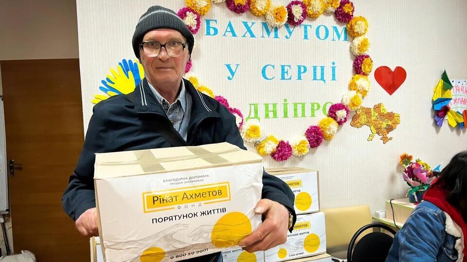 Продуктові набори від Фонду Ріната Ахметова можна отримати в центрі підтримки "З Бахмутом у серці"