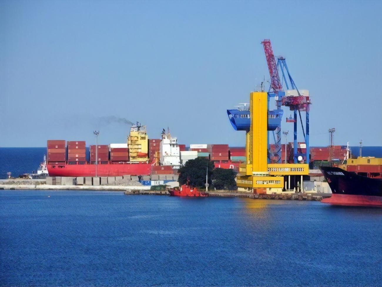 Разблокировка работы украинских портов выглядит как оптимальный вариант решения не только логистических проблем экспортеров, но и минимизации потери валютной выручки, пишет портал ЦТС