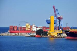 Разблокировка работы украинских портов выглядит как оптимальный вариант решения не только логистических проблем экспортеров, но и минимизации потери валютной выручки, пишет портал ЦТС