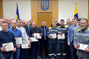 Відзнакою президента України "За оборону України" нагородили 25 учасників аварійно-відновлювальних робіт