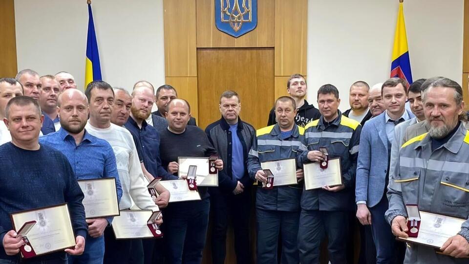 Відзнакою президента України "За оборону України" нагородили 25 учасників аварійно-відновлювальних робіт