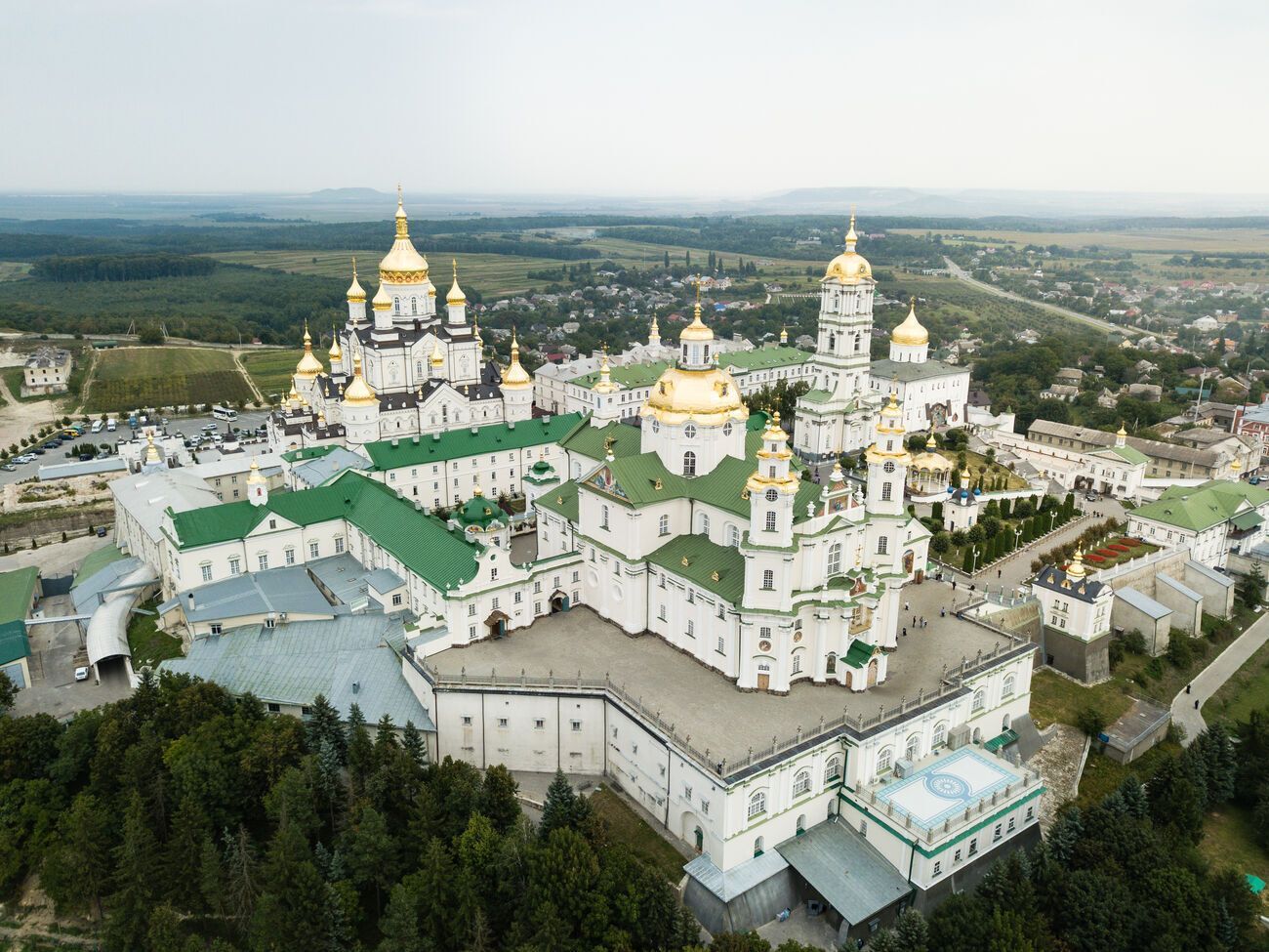 До комплексу Почаївської лаври входить 18 будівель, 2003 року його передали в оренду УПЦ МП на 49 років