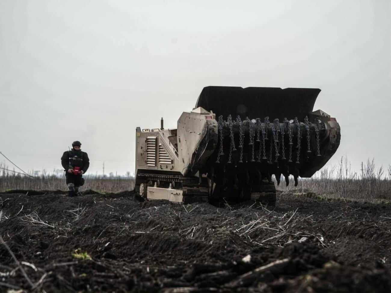 Сольский отметил, что для ускорения разминирования Украина нуждается в спецтехнике
