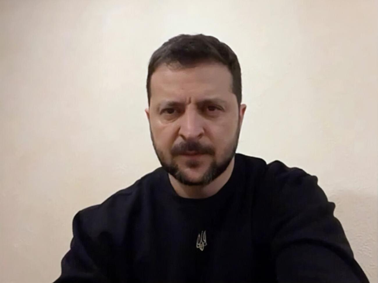 "Дякую за стійкість, за захист позицій, а отже, за захист України", – звернувся до ЗСУ президент