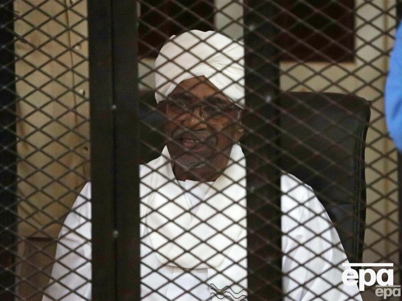 Омара аль-Башира скинули у квітні 2019 року й обвинуватили у корупції та геноциді