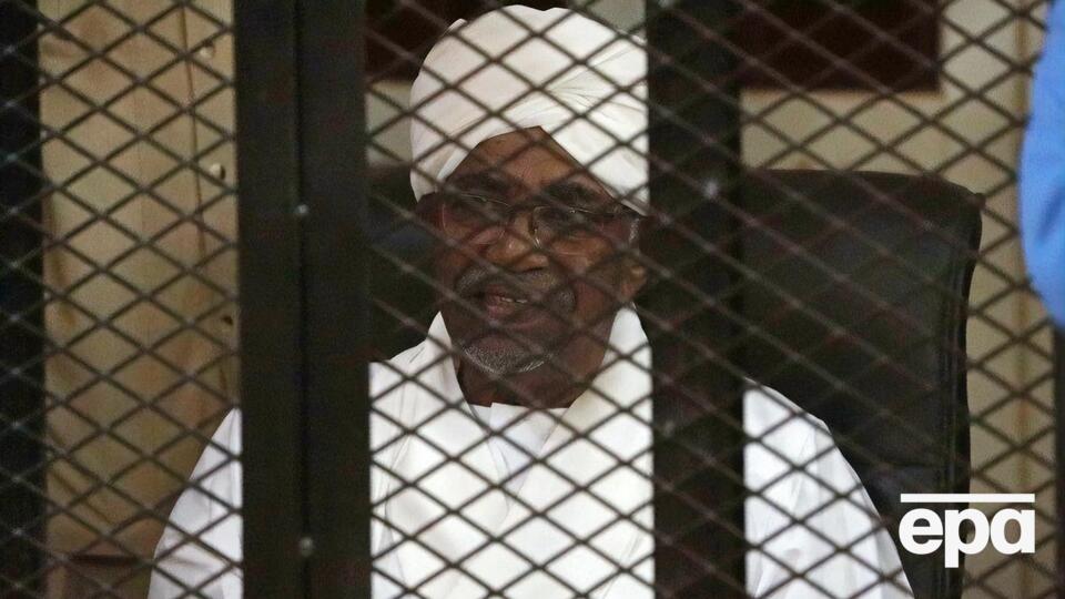 Омара аль-Башира скинули у квітні 2019 року й обвинуватили у корупції та геноциді