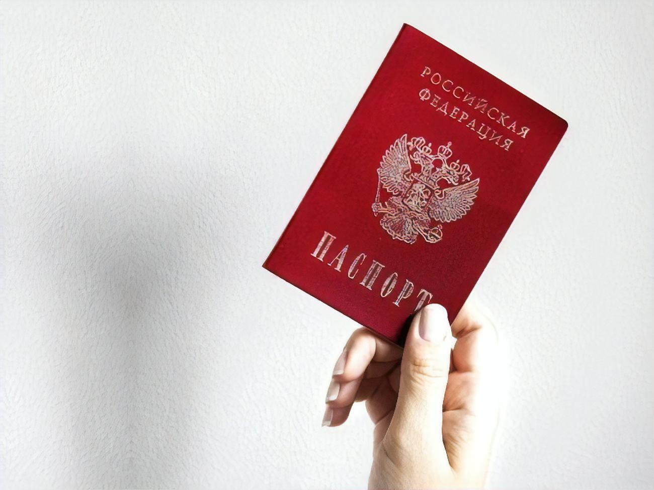 Российские паспорта, принудительно вручаемые на оккупированных территориях Украины, признаны символизировать "успехи" россиян, полагают в британской разведке