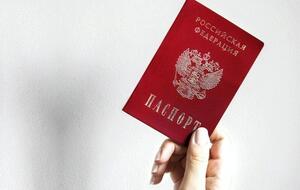 Российские паспорта, принудительно вручаемые на оккупированных территориях Украины, признаны символизировать "успехи" россиян, полагают в британской разведке