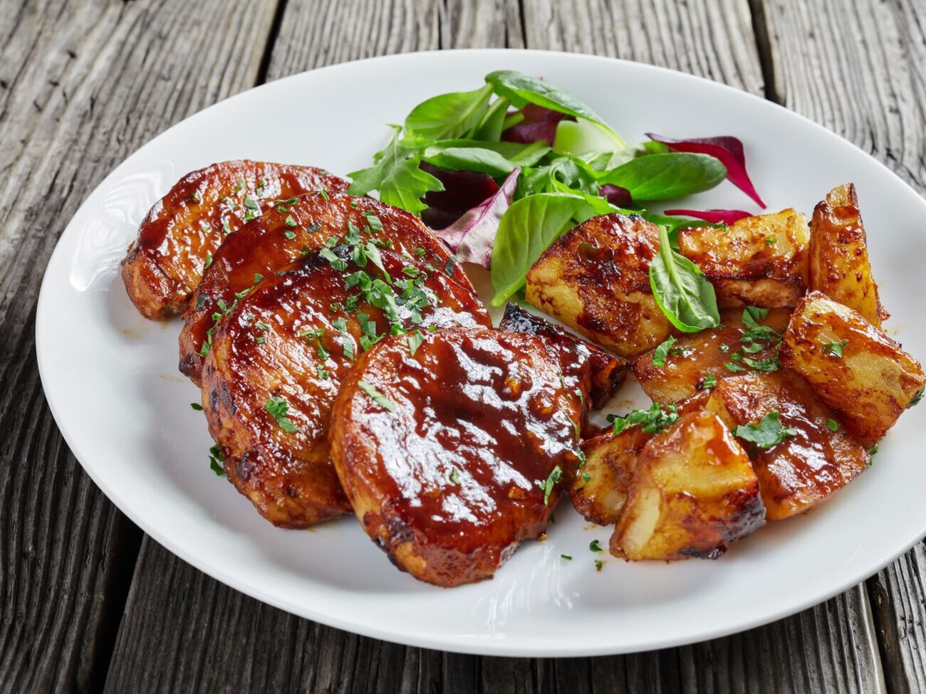 В домашних условиях карамелизовать можно фрукты, ягоды, овощи, мясо, рыбу и орехи