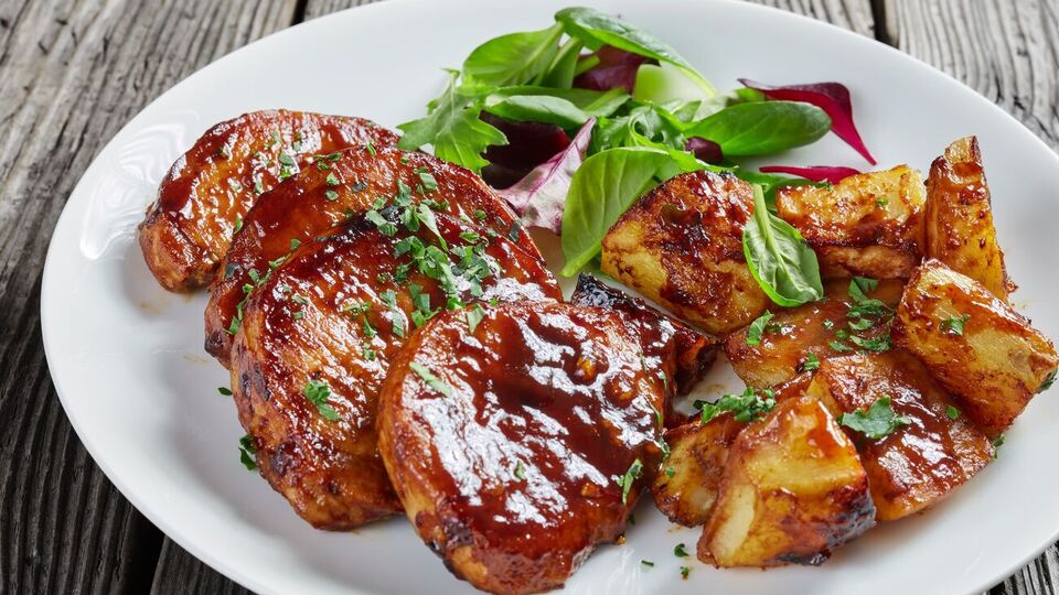 В домашних условиях карамелизовать можно фрукты, ягоды, овощи, мясо, рыбу и орехи