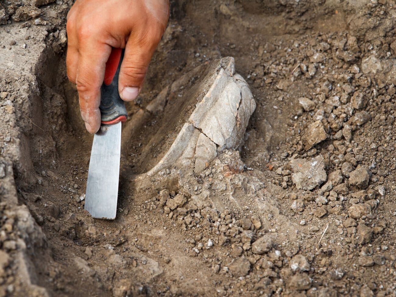 Раскопки проводили перед строительством нового входа на станцию железной дороги