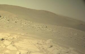 Perseverance сфотографировал кратер Бельва, находящийся в верхней части кратера Езеро