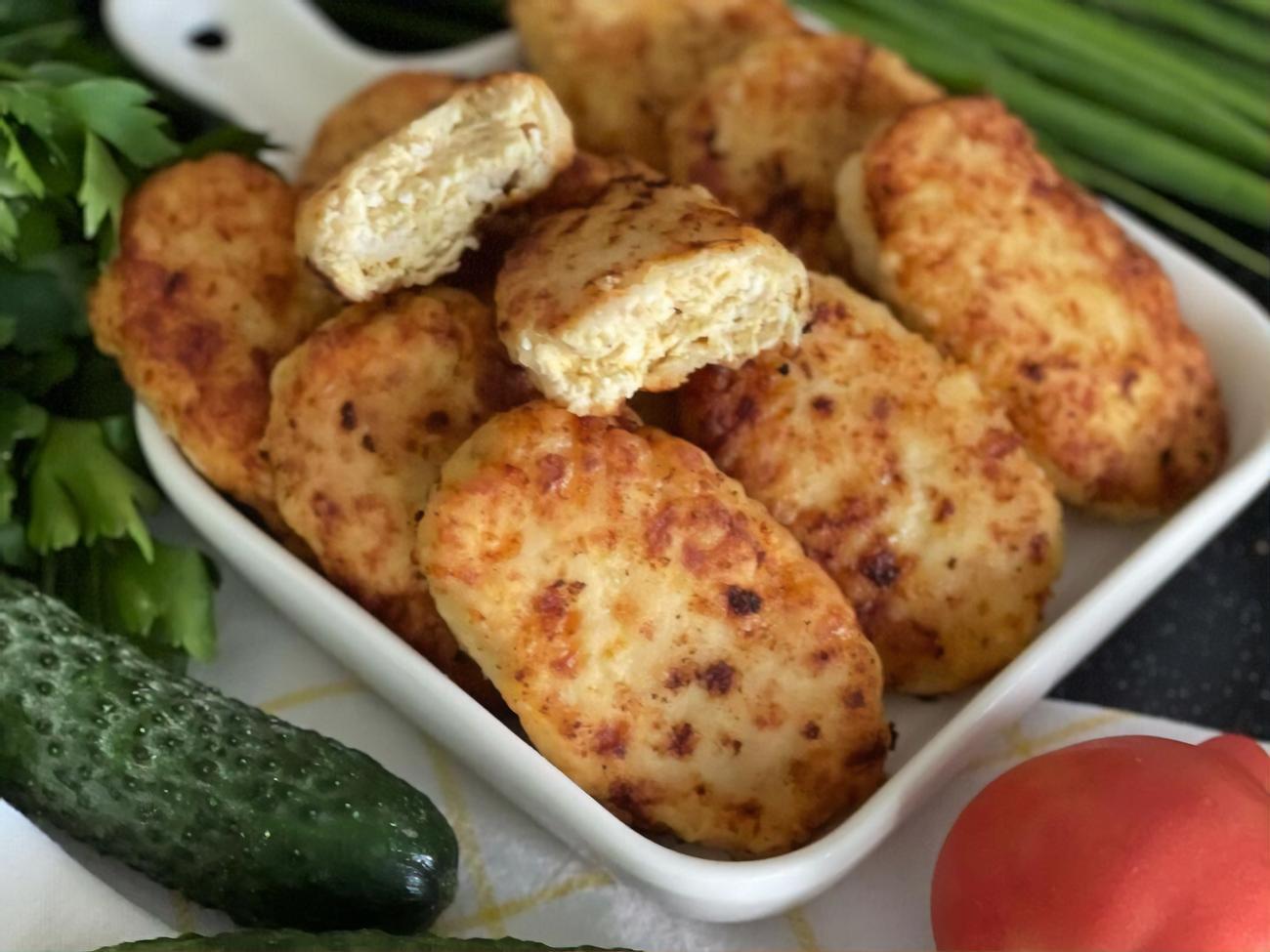 Для зраз знадобляться курячий фарш, варені яйця, плавлені сирки й вершки