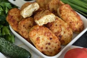 Для зраз понадобятся куриный фарш, вареные яйца, плавленые сырки и сливки