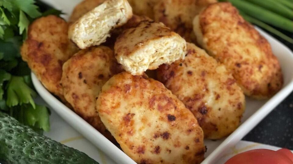 Для зраз понадобятся куриный фарш, вареные яйца, плавленые сырки и сливки