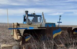 Трактор укрепили металлом из российской пехотной машины и установили радиоуправление