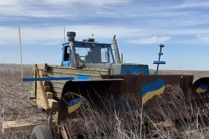 Трактор укрепили металлом из российской пехотной машины и установили радиоуправление