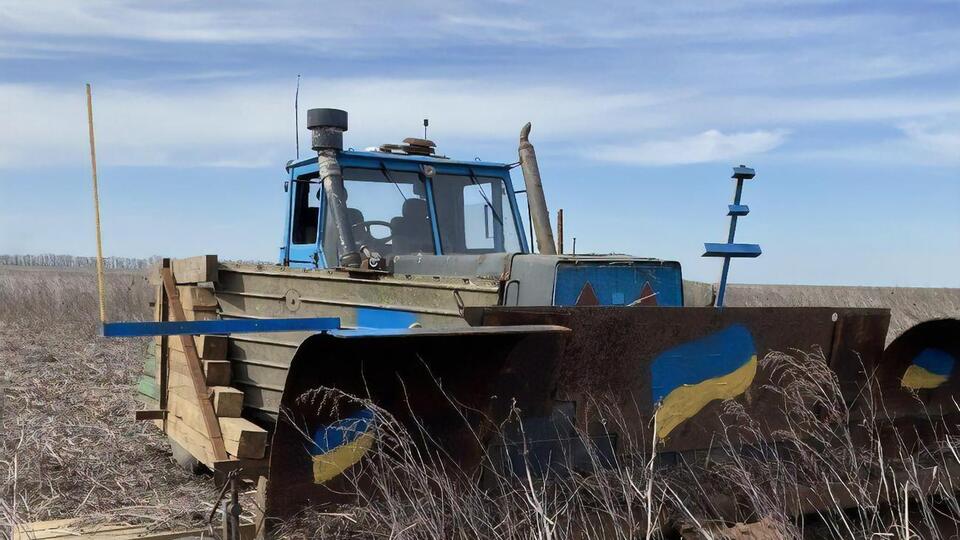 Трактор укрепили металлом из российской пехотной машины и установили радиоуправление