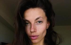 Бех-Романчук позировала в плаще