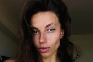 Бех-Романчук позировала в плаще