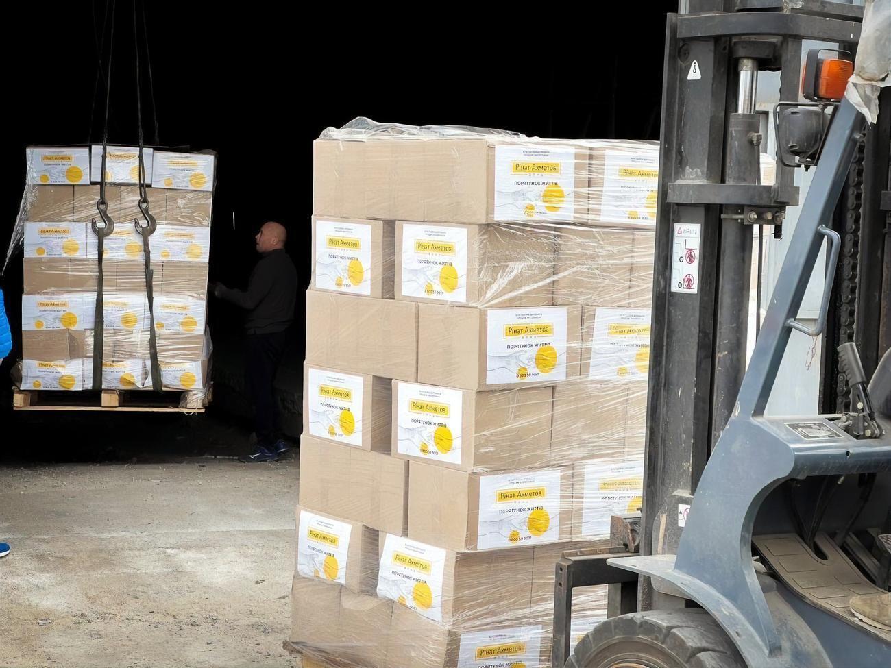 В целом Фонд Рината Ахметова передал около 600 тыс. продуктовых наборов для жителей 22 областей Украины