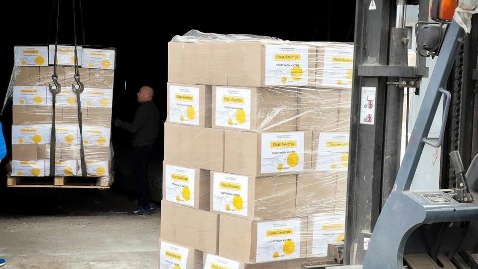 Загалом Фонд Ріната Ахметова передав приблизно 600 тис. продуктових наборів для жителів 22 областей України