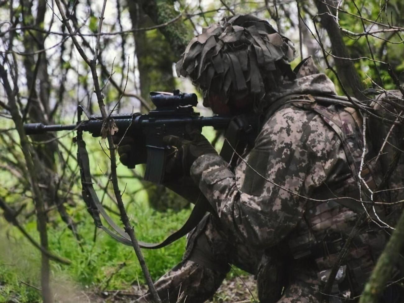Десантники отрабатывают передвижение по пересеченной местности, штурм позиций, слаженность действий
