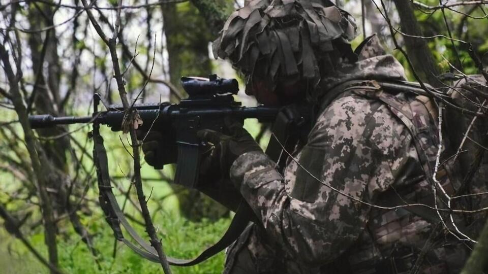 Десантники отрабатывают передвижение по пересеченной местности, штурм позиций, слаженность действий