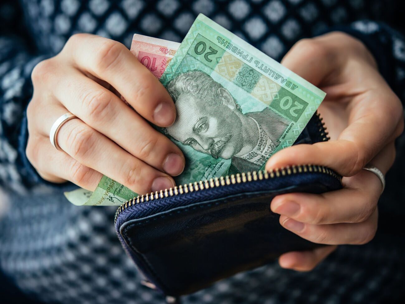 Кабмин разрешил пересылать украинцам пенсии и пособия за границу при условии подачи ими соответствующих заявлений