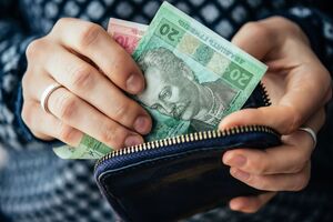 Кабмин разрешил пересылать украинцам пенсии и пособия за границу при условии подачи ими соответствующих заявлений