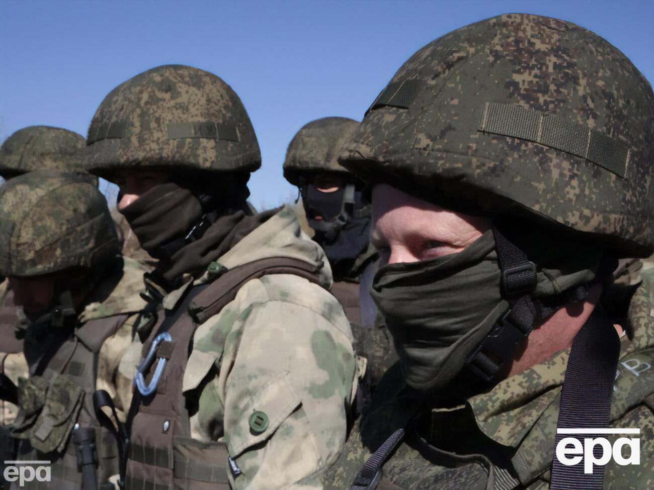 Российские военные командиры пытаются занять работой своих подчиненных, рассказали в облсовете