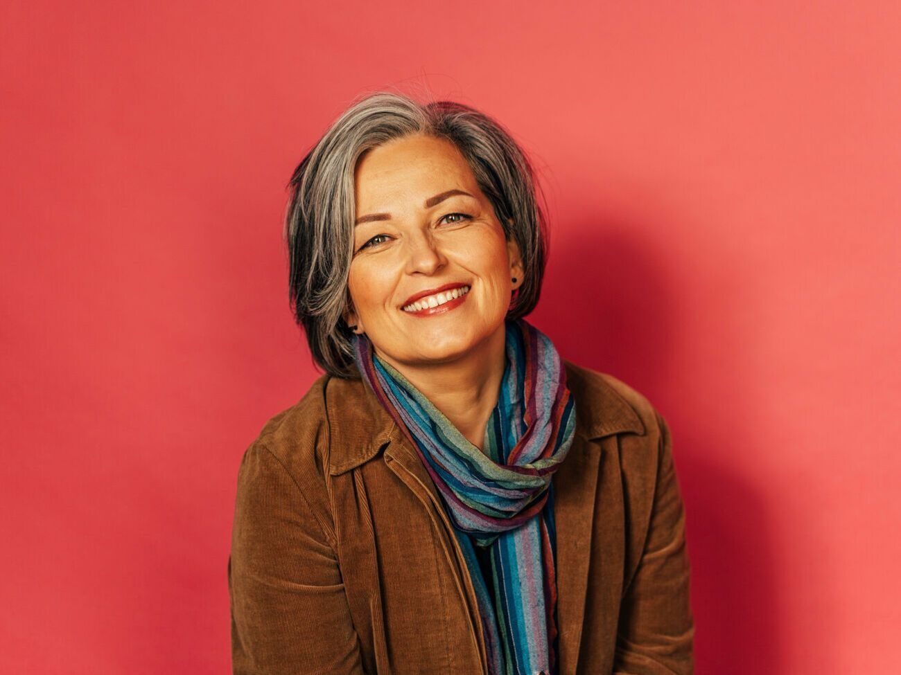 По словам экспертов, прически с акцентом на глазах и подбородке привлекают внимание к возрастным изменениям