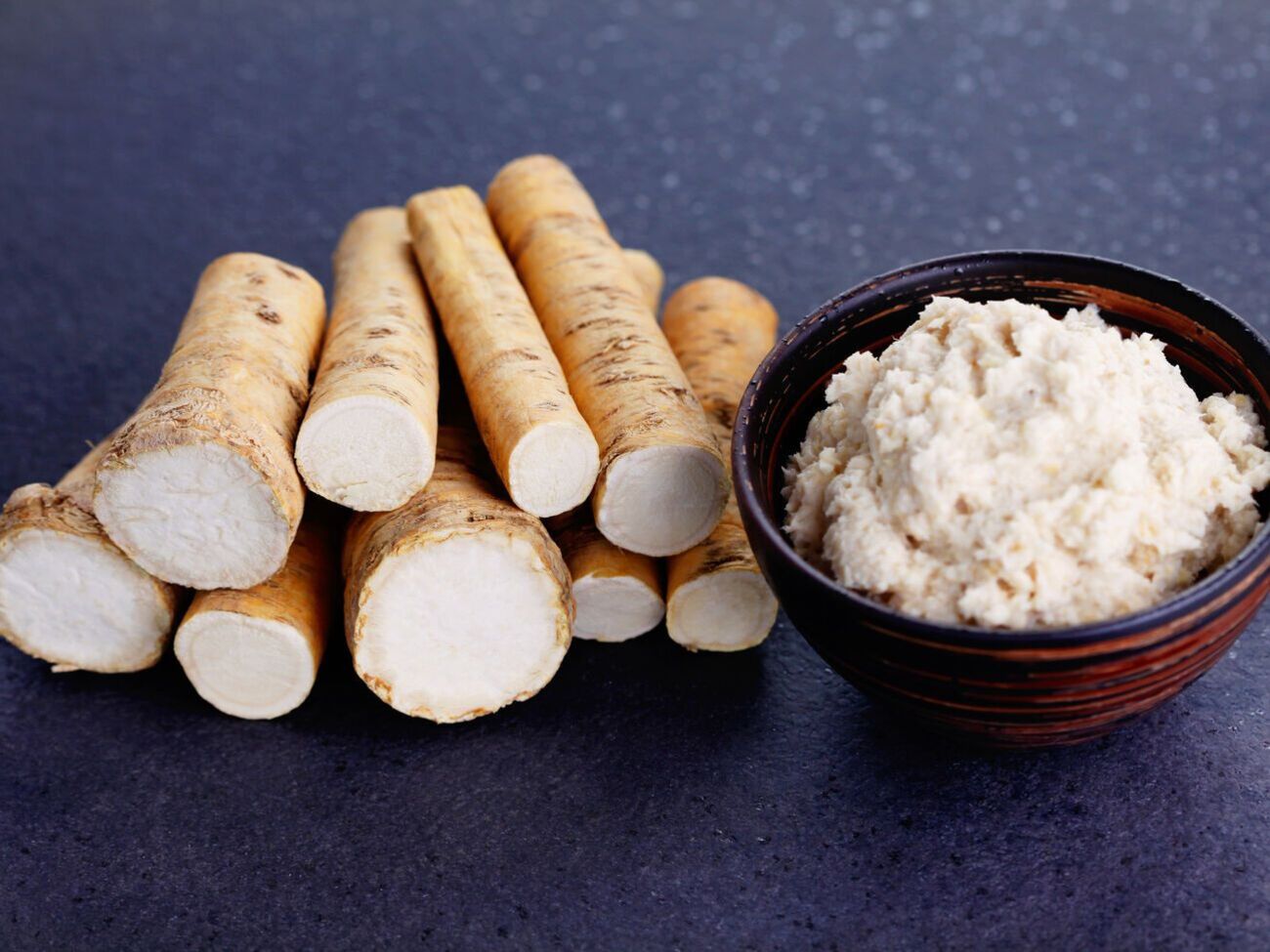 Приправу из хрена готовят, натирая его на мелкой терке