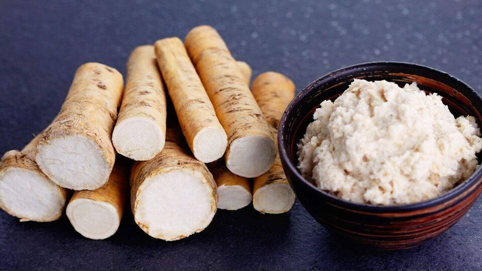 Приправу из хрена готовят, натирая его на мелкой терке