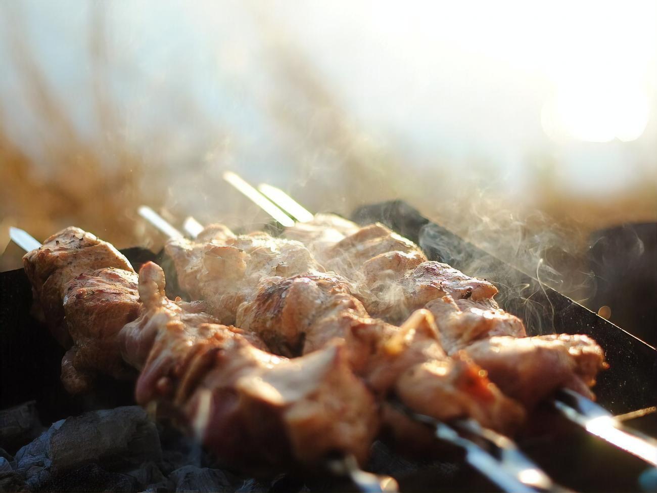 На шампуры нужно нанизывать мясо в определенном порядке