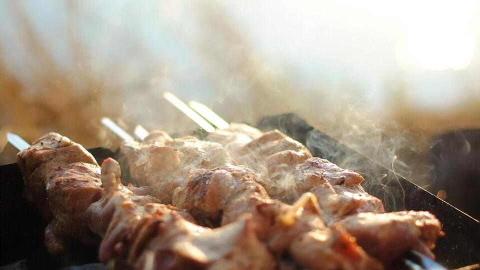 На шампуры нужно нанизывать мясо в определенном порядке