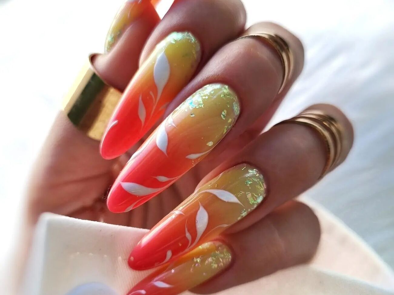 Маникюр с цветовым градиентом можно украсить дополнительно