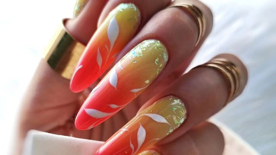 Маникюр с цветовым градиентом можно украсить дополнительно